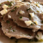 La lengua a la vinagreta es un platillo tradicional lleno de sabor y perfecto para cualquier ocasión.