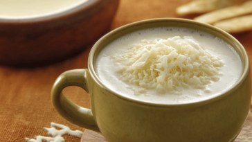 Disfruta de una bebida reconfortante perfecta para compartir en cualquier ocasión con este delicioso mate con leche.