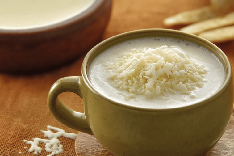 Disfruta de una bebida reconfortante perfecta para compartir en cualquier ocasión con este delicioso mate con leche.