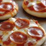 Deliciosas mini pizzas perfectas para compartir, ideales para fiestas y reuniones familiares.