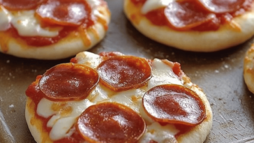 Deliciosas mini pizzas perfectas para compartir, ideales para fiestas y reuniones familiares.