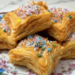 Deliciosos pastelitos criollos que combinan texturas y sabores únicos, ideales para compartir en cualquier ocasión.