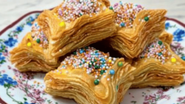 Deliciosos pastelitos criollos que combinan texturas y sabores únicos, ideales para compartir en cualquier ocasión.