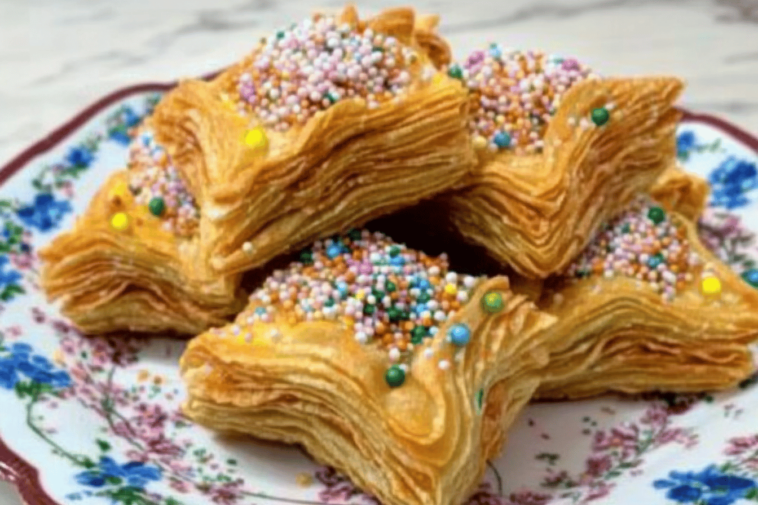 Deliciosos pastelitos criollos que combinan texturas y sabores únicos, ideales para compartir en cualquier ocasión.
