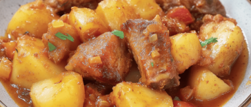 Disfruta de un plato tradicional con el sabor irresistible de las costillas y las patatas al horno.