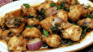 Este pollo al ajillo es una delicia que hará que todos se queden encantados con su sabor.