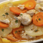 Descubre una receta tradicional que combina sabores intensos y aromas irresistibles en un plato de pollo exquisito.