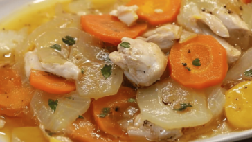 Descubre una receta tradicional que combina sabores intensos y aromas irresistibles en un plato de pollo exquisito.