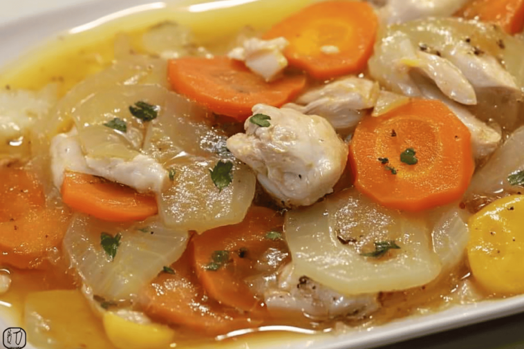 Descubre una receta tradicional que combina sabores intensos y aromas irresistibles en un plato de pollo exquisito.