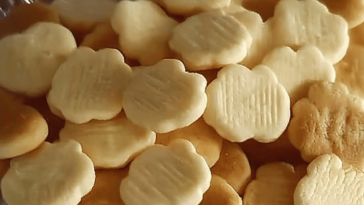 Descubre el sabor y la textura inconfundible de estas deliciosas galletas Maicena, perfectas para cualquier ocasión.