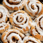 Los rollos de canela son un postre irresistible que deleitarán a tu familia y amigos en cualquier ocasión.