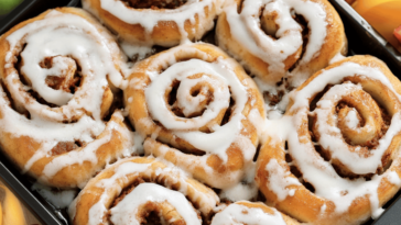 Los rollos de canela son un postre irresistible que deleitarán a tu familia y amigos en cualquier ocasión.