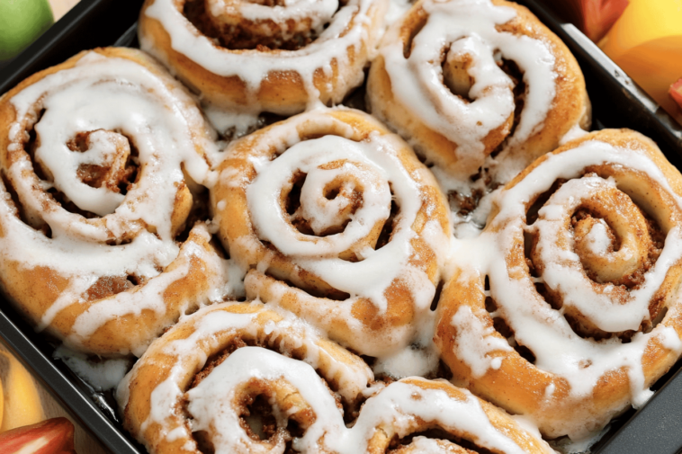 Los rollos de canela son un postre irresistible que deleitarán a tu familia y amigos en cualquier ocasión.