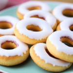 Las rosquillas de San Blas son un dulce tradicional que deleita a todos con su sabor y textura.
