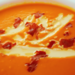 El salmorejo cordobés es un plato refrescante y nutritivo, perfecto para los días calurosos.
