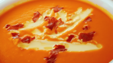 El salmorejo cordobés es un plato refrescante y nutritivo, perfecto para los días calurosos.