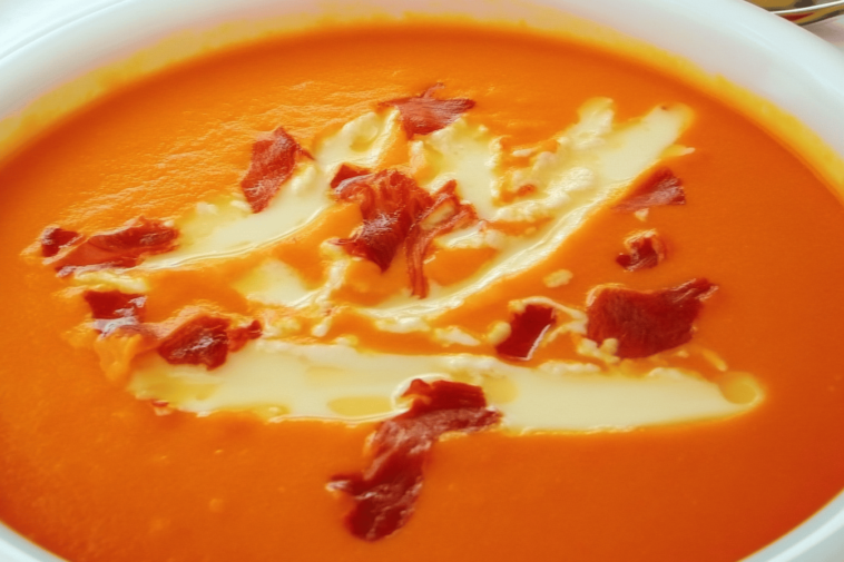 El salmorejo cordobés es un plato refrescante y nutritivo, perfecto para los días calurosos.