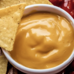 Esta salsa de queso cremosa es perfecta para disfrutar con nachos y sorprender a tus invitados.