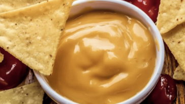 Esta salsa de queso cremosa es perfecta para disfrutar con nachos y sorprender a tus invitados.