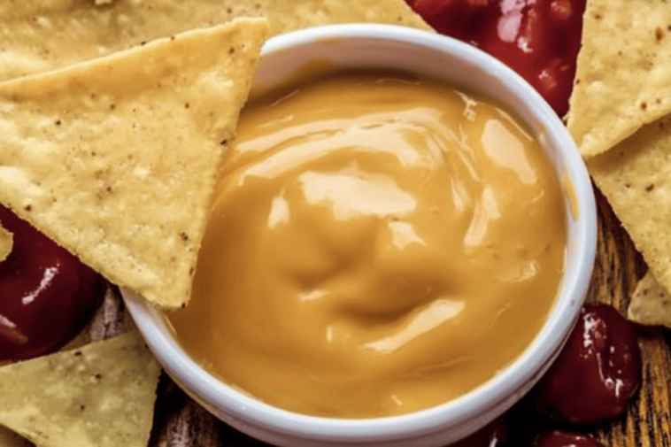 Esta salsa de queso cremosa es perfecta para disfrutar con nachos y sorprender a tus invitados.