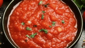 Una salsa de tomate fresca y sencilla que realza cualquier plato de pasta o pizza.
