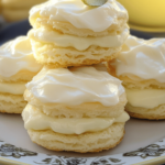 Estos scones de crema y limón son perfectos para acompañar un té por la tarde.