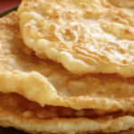 Disfruta de unas tortas fritas crujientes, perfectas para acompañar en cualquier merienda.
