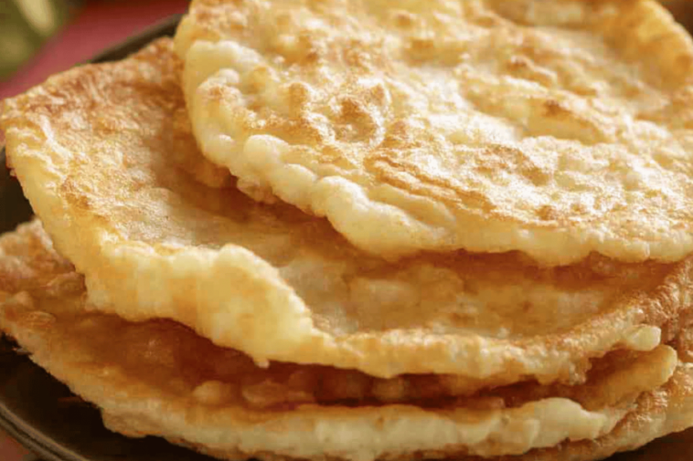 Disfruta de unas tortas fritas crujientes, perfectas para acompañar en cualquier merienda.