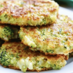 Disfruta de una deliciosa y saludable opción con estas tortitas de brócoli y queso, perfectas para cualquier ocasión.