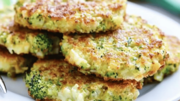 Disfruta de una deliciosa y saludable opción con estas tortitas de brócoli y queso, perfectas para cualquier ocasión.