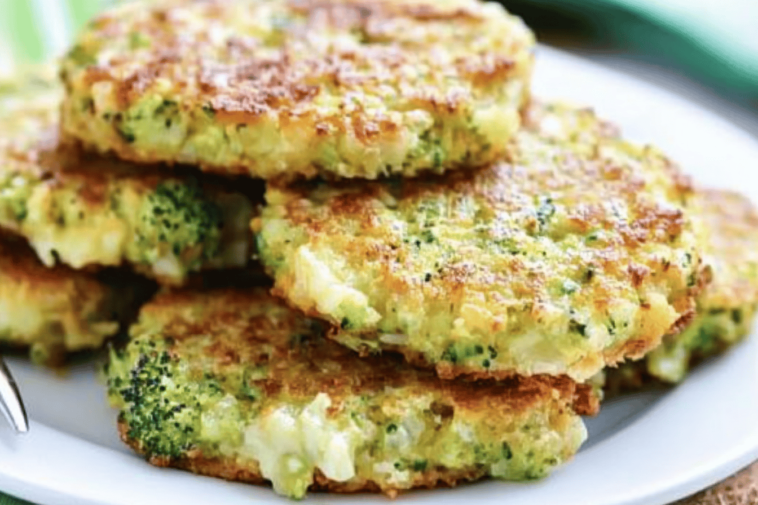 Disfruta de una deliciosa y saludable opción con estas tortitas de brócoli y queso, perfectas para cualquier ocasión.