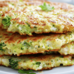 Deliciosas y nutritivas, estas tortitas de brócoli son ideales para disfrutar en cualquier comida.