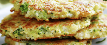 Deliciosas y nutritivas, estas tortitas de brócoli son ideales para disfrutar en cualquier comida.