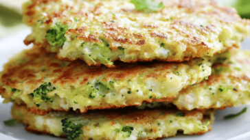 Deliciosas y nutritivas, estas tortitas de brócoli son ideales para disfrutar en cualquier comida.