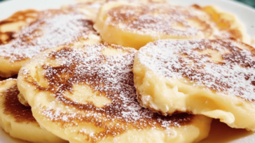 Deliciosas tortitas de manzana y yogur que encantan a grandes y pequeños en cualquier desayuno.