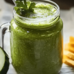 Descubre este batido refrescante ideal para desinflamar tu abdomen. ¡Salud en cada sorbo! 🍹💚