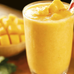 Un batido tropical que te transportará a la playa. ¡Delicioso y refrescante! 🥭🍌