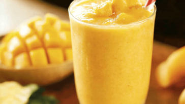 Un batido tropical que te transportará a la playa. ¡Delicioso y refrescante! 🥭🍌