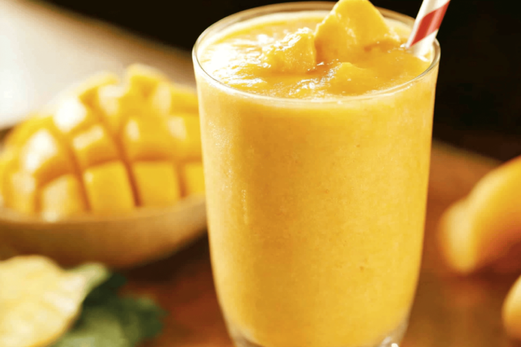 Un batido tropical que te transportará a la playa. ¡Delicioso y refrescante! 🥭🍌