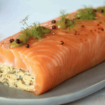 Un delicioso aperitivo que sorprende en cualquier reunión. Perfecto para los amantes del mar. 🐟🥖