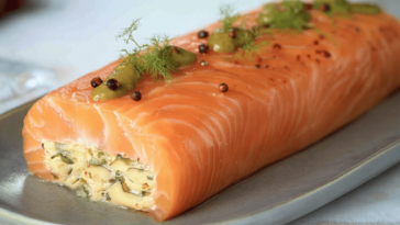 Un delicioso aperitivo que sorprende en cualquier reunión. Perfecto para los amantes del mar. 🐟🥖