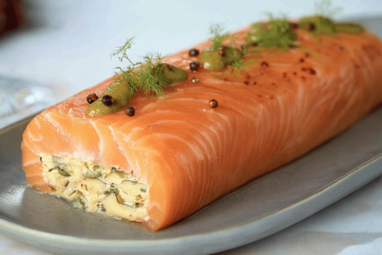 Un delicioso aperitivo que sorprende en cualquier reunión. Perfecto para los amantes del mar. 🐟🥖