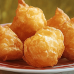 ¡Los buñuelos dulces fritos son el postre perfecto para cualquier ocasión! Disfrútalos calientes y crujientes. 🍩🍬