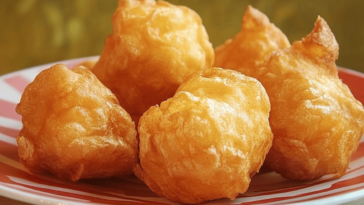 ¡Los buñuelos dulces fritos son el postre perfecto para cualquier ocasión! Disfrútalos calientes y crujientes. 🍩🍬