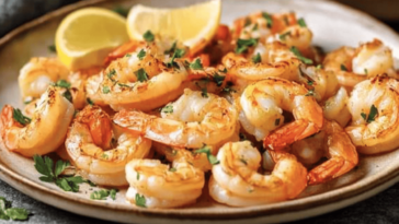 Deliciosos camarones a la mantequilla que se preparan en pocos minutos. ¡Prueba esta receta fácil y sorprendente! 🦐🧈