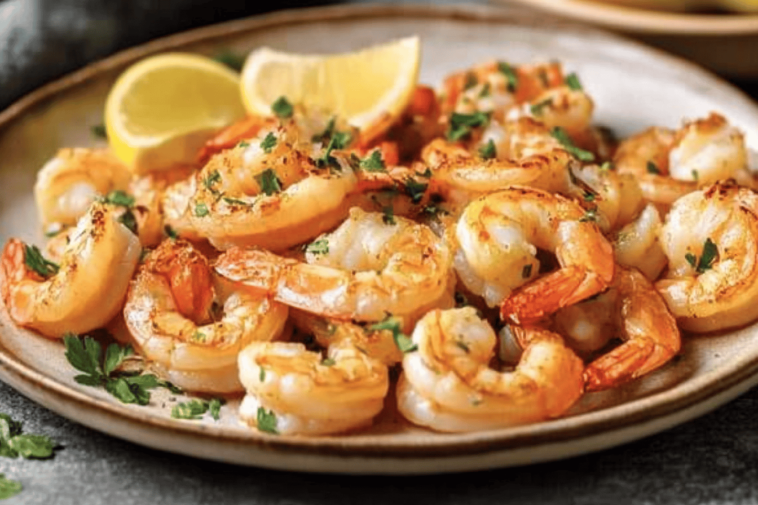 Deliciosos camarones a la mantequilla que se preparan en pocos minutos. ¡Prueba esta receta fácil y sorprendente! 🦐🧈