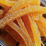 Descubre cómo hacer cáscara de naranja confitada en casa. Perfecta para regalar o disfrutar con un café. 🍊🍬