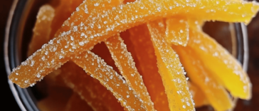 Descubre cómo hacer cáscara de naranja confitada en casa. Perfecta para regalar o disfrutar con un café. 🍊🍬