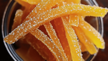 Descubre cómo hacer cáscara de naranja confitada en casa. Perfecta para regalar o disfrutar con un café. 🍊🍬