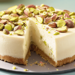 Este cheesecake de pistacho es un deleite cremoso que impresiona en cualquier ocasión. 🤤🎉